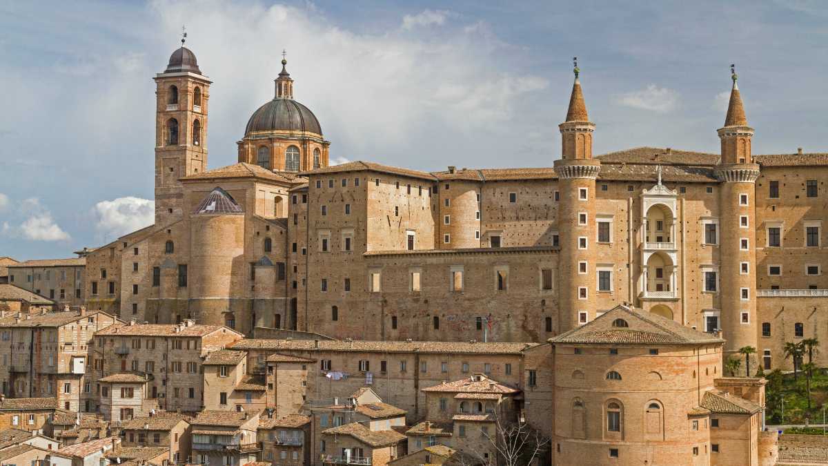 Guida Pratica per Arrivare a Urbino: Tesoro del Rinascimento