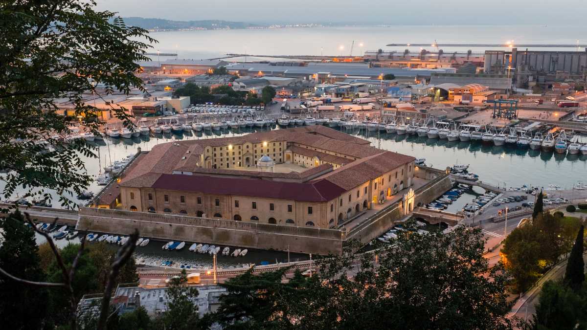 I migliori trekking vicino ad Ancona: avventure nella natura marchigiana