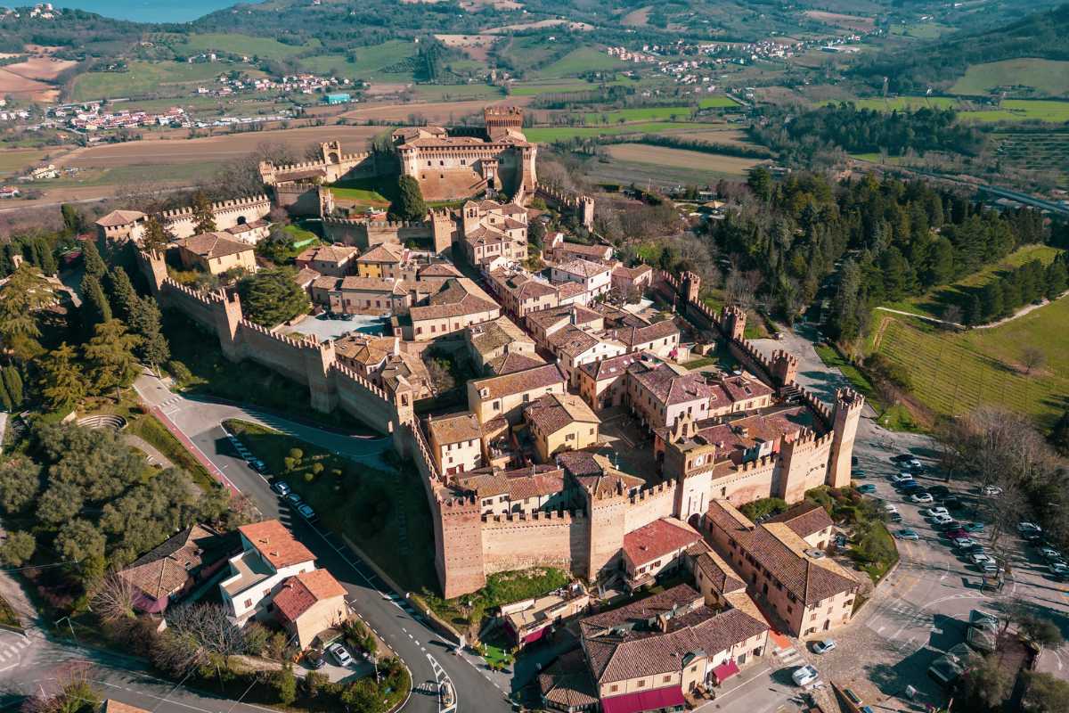 Vista serale del castello di Gradara illuminato e il borgo circostante