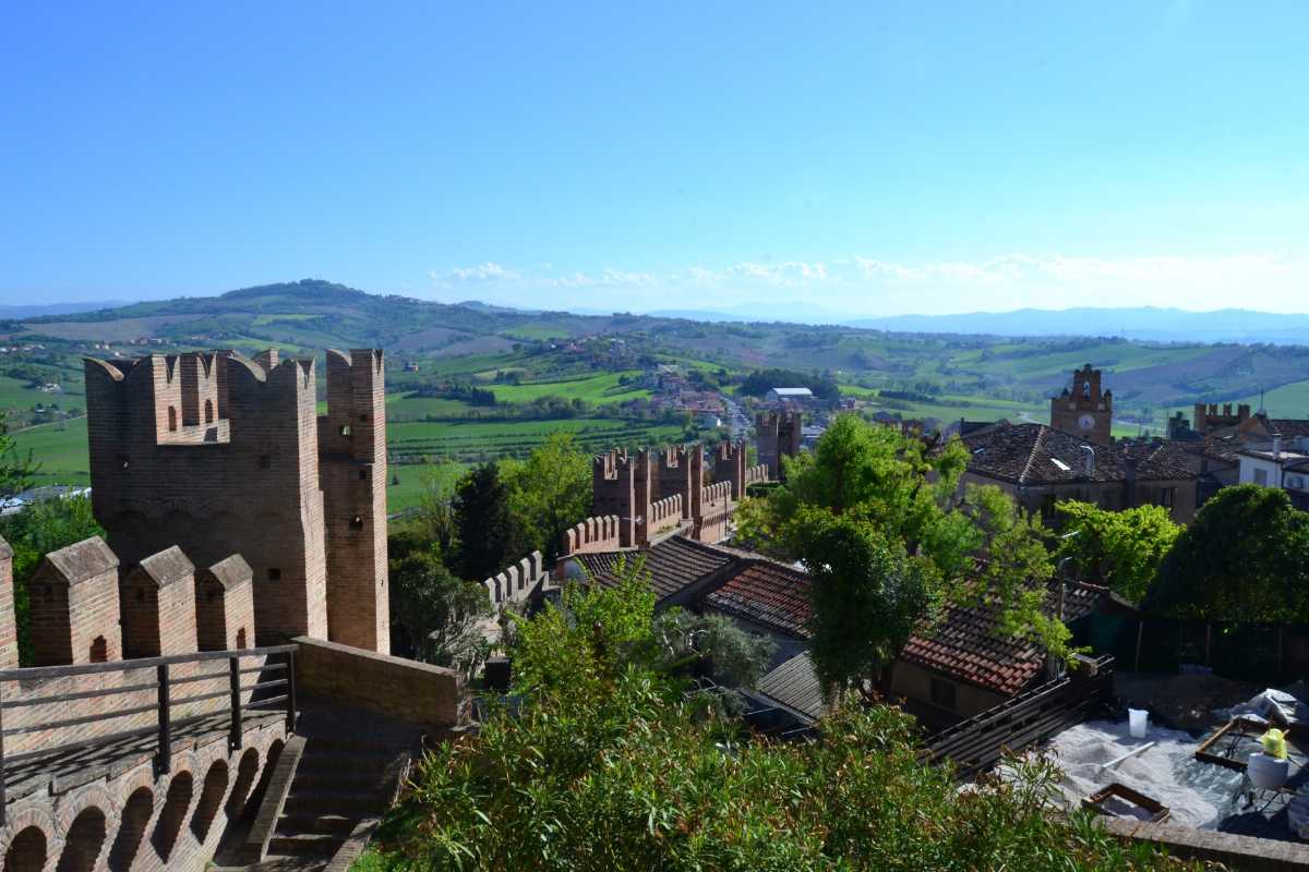 Panorama del castello di Gradara con il borgo medievale sullo sfondo