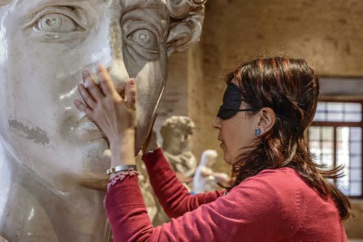 Bambini che esplorano il Museo Tattile Statale Omero ad Ancona