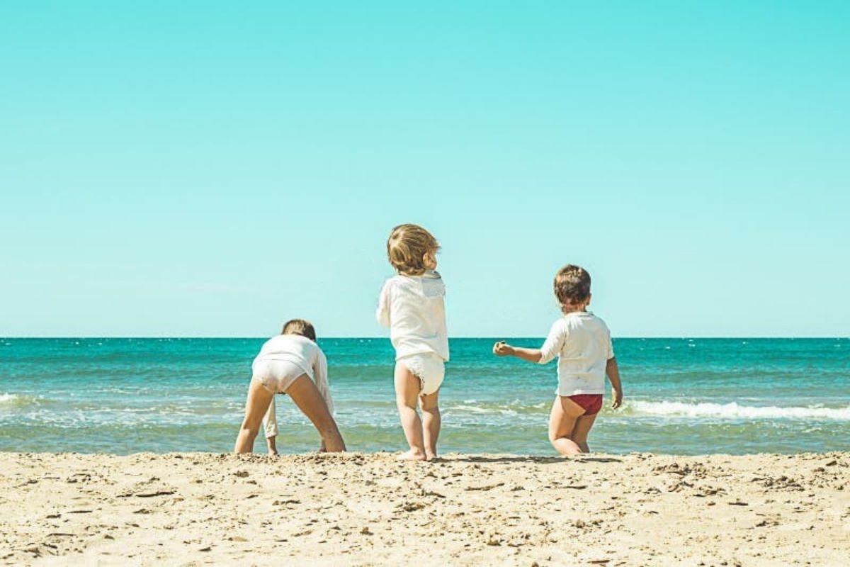 Spiaggia di Civitanova Marche con bambini che giocano nella sabbia