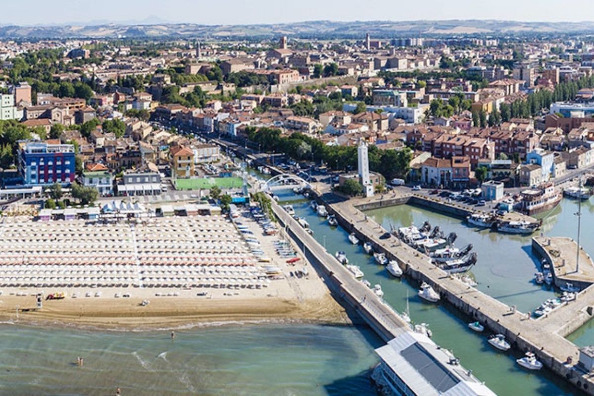 Vista panoramica di Fano con il mare e il centro storico, includi i monumenti principali