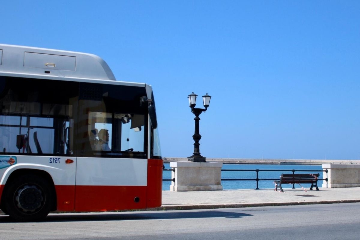 Un autobus in arrivo a Fano con il mare sullo sfondo