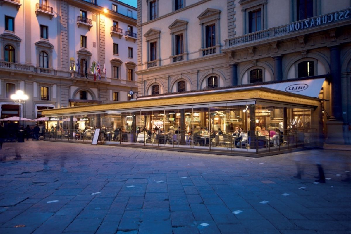 Vista di Piazza della Repubblica con i caffè e la vita quotidiana