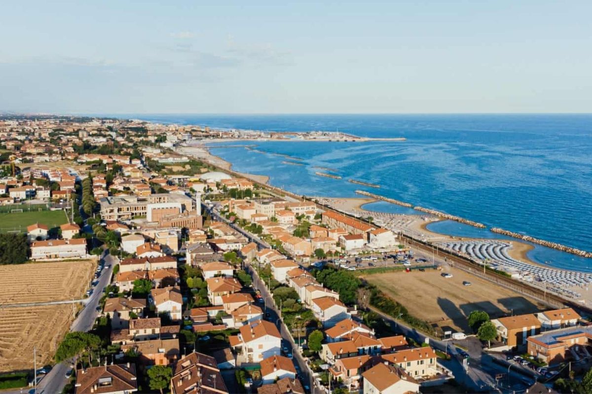 Vista panoramica di Fano, evidenziando il suo centro storico e il mare