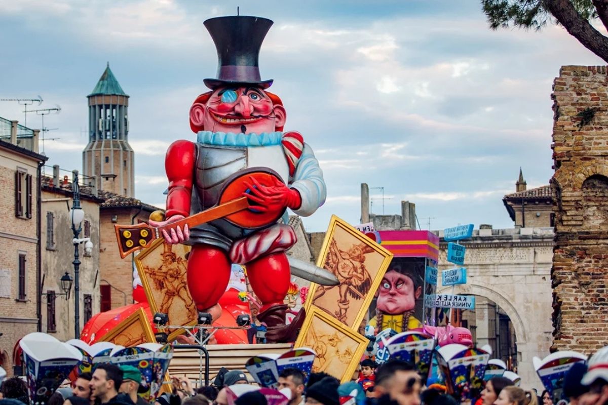 Carnevale di Fano con carri allegorici e maschere colorate