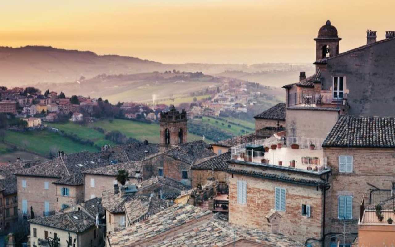 Vista del Colle Sabulo al tramonto, con il cielo colorato