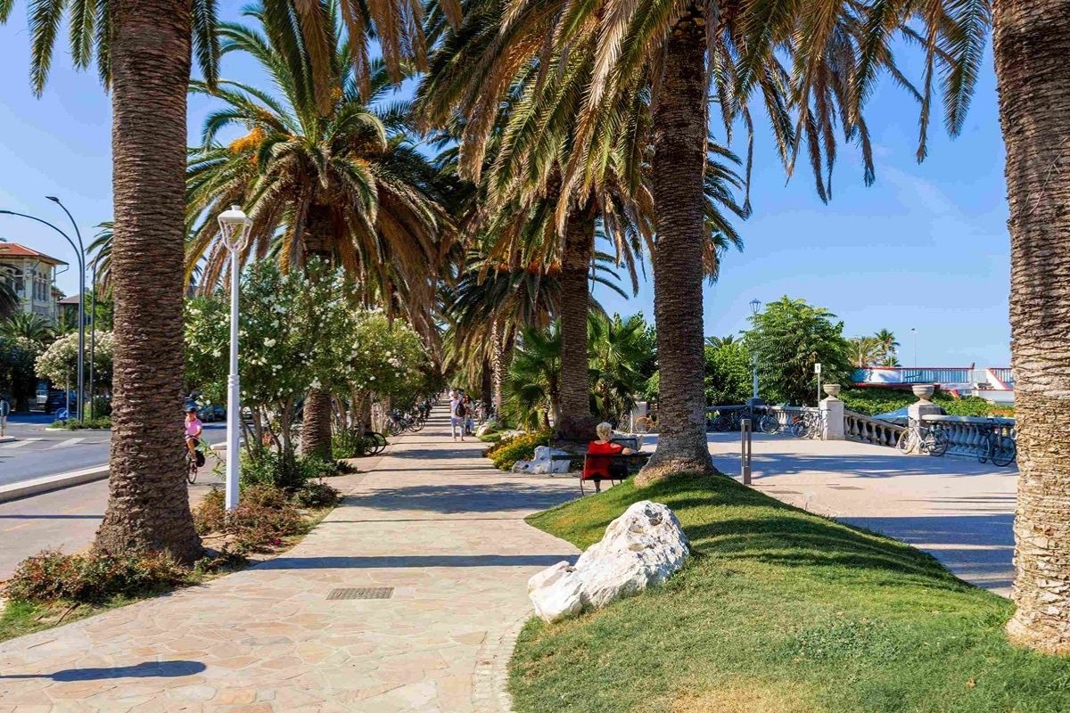 Lungomare di San Benedetto del Tronto, atmosfera estiva, persone che passeggiano