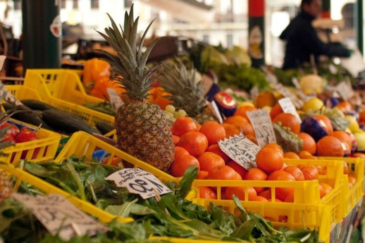 Mercato di Fano con prodotti locali e street food
