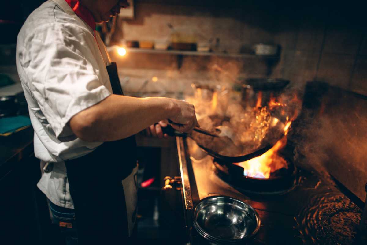 Interno di un ristorante tipico di San Benedetto del Tronto con piatti di pesce