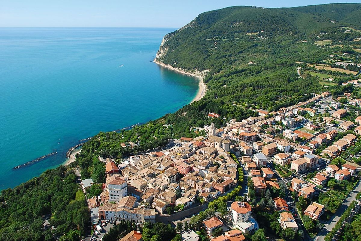Vista panoramica di Sirolo con elementi culinari tipici