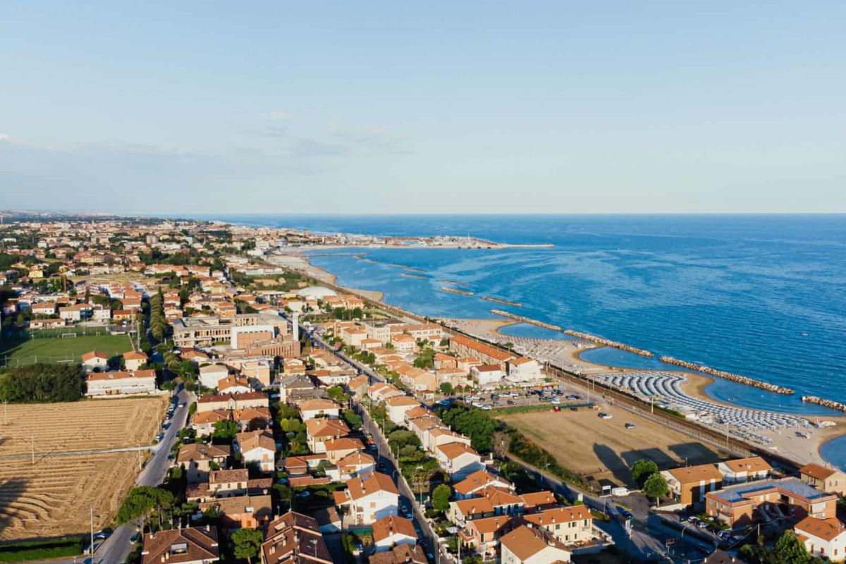 Spiaggia di Fano con bambini che giocano sulla sabbia