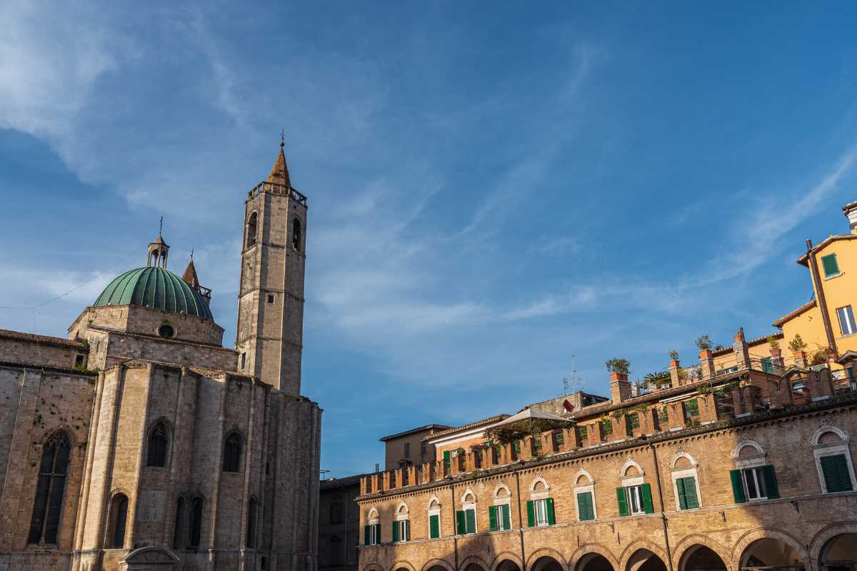 Vista panoramica di Piazza del Popolo, Ascoli Piceno, con eventi in corso e gente che si diverte