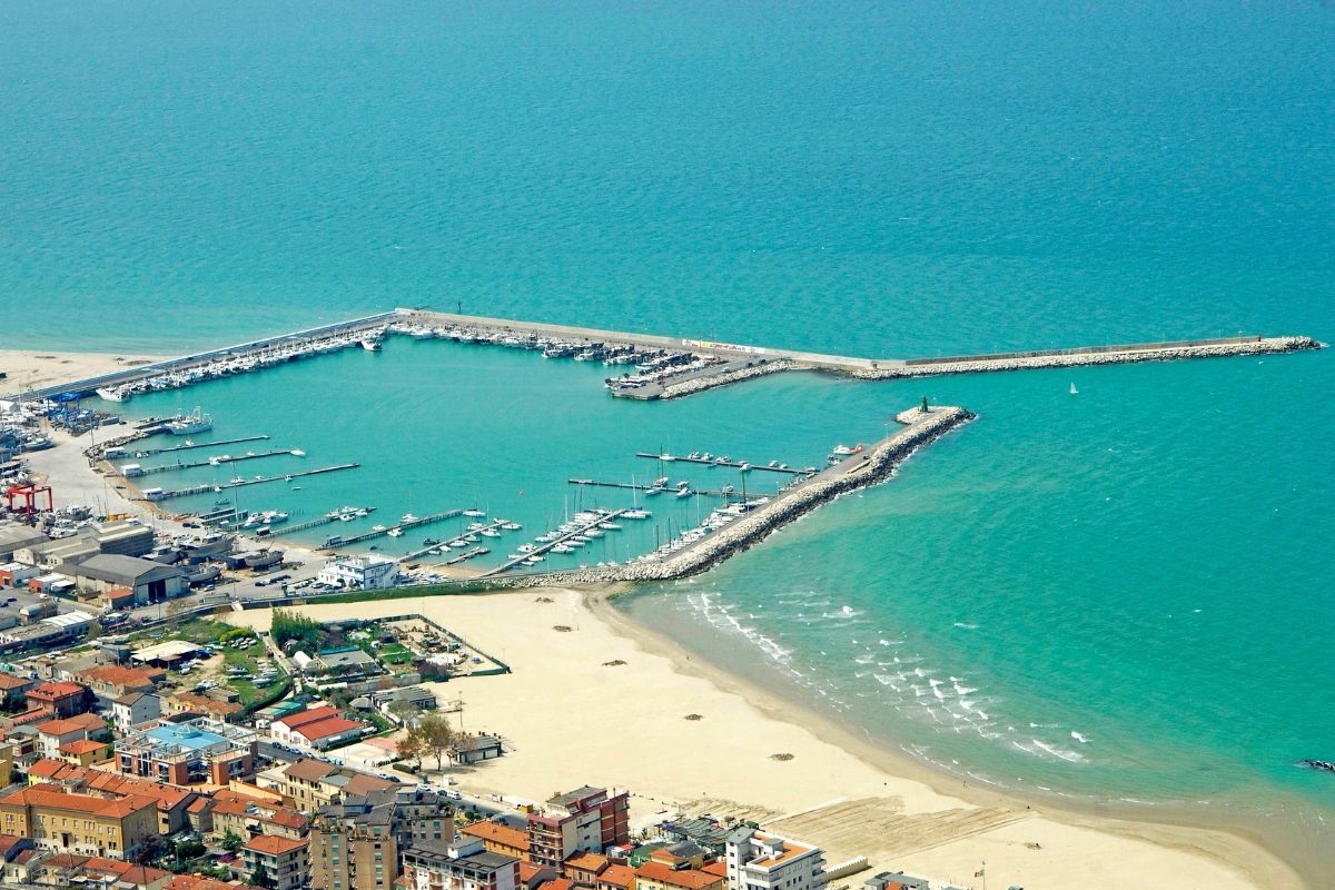 Vista panoramica della costa di Civitanova Marche con eventi in corso