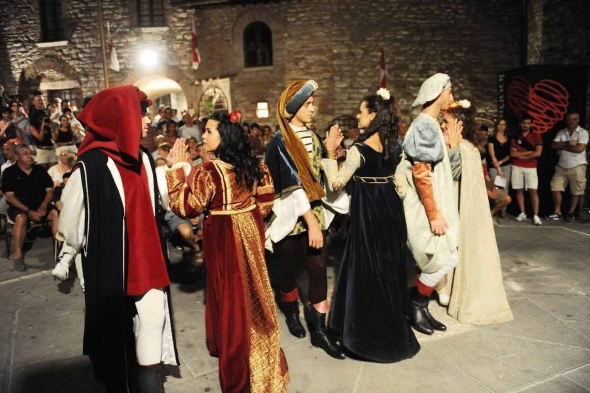 Rievocazione storica con persone in costume medievale durante l'evento di Paolo e Francesca
