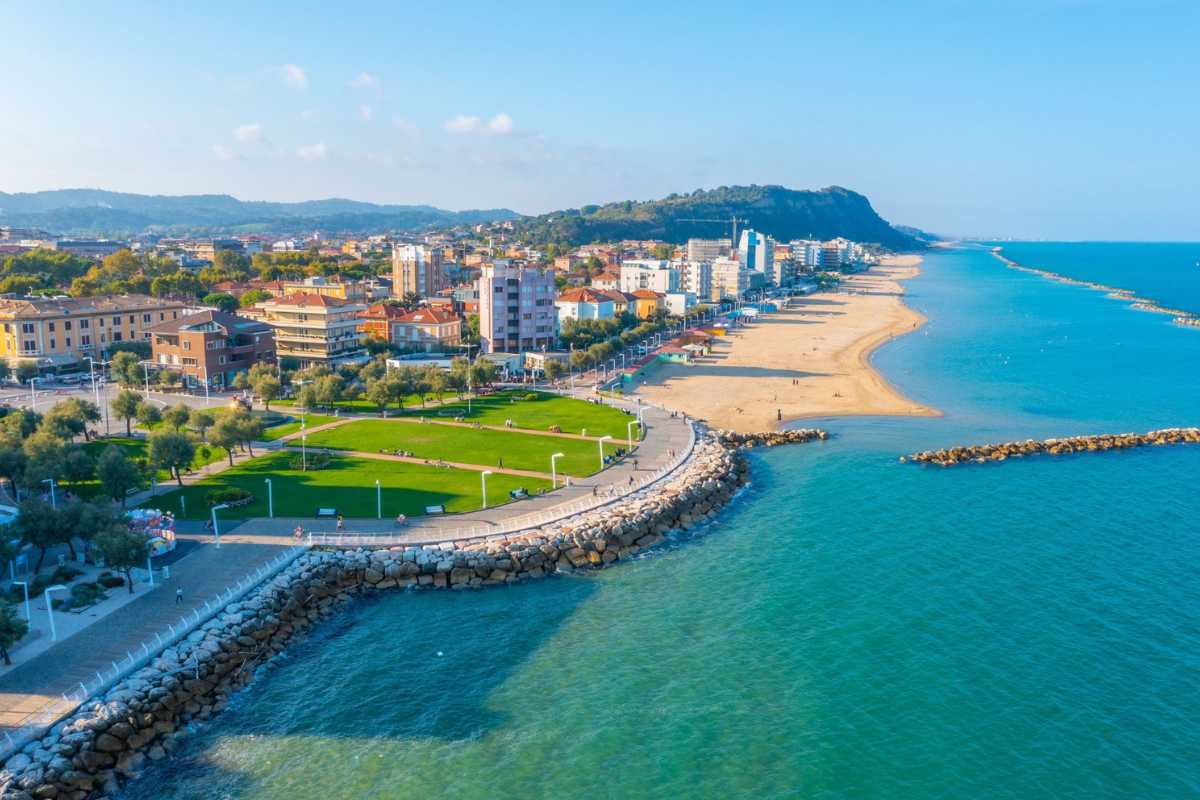 Vista panoramica di Pesaro con le sue tradizioni culturali e eventi, includi l'architettura e la musica
