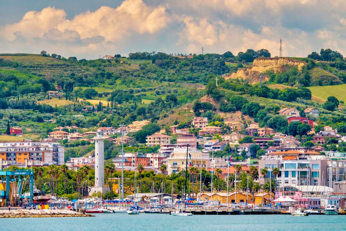 Vista del lungomare di San Benedetto del Tronto durante un evento estivo