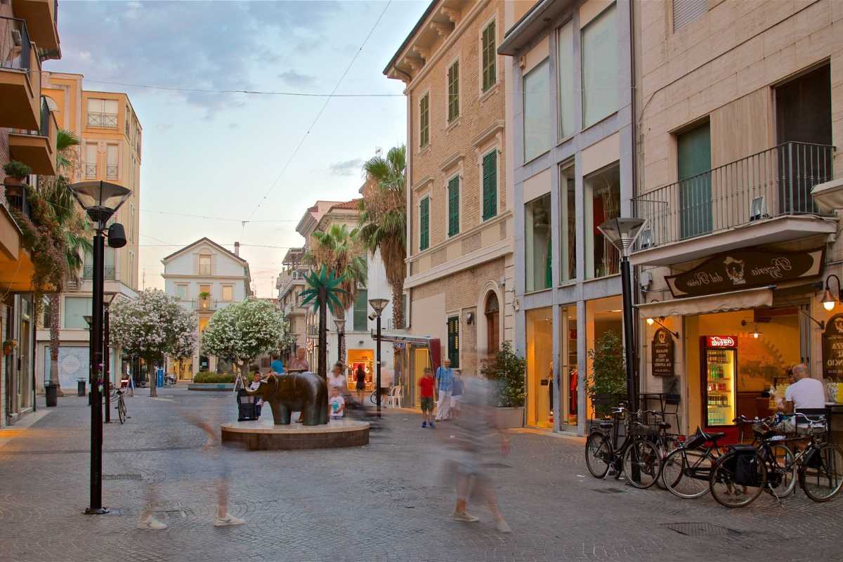 Mercatini di Natale a San Benedetto del Tronto con decorazioni festive