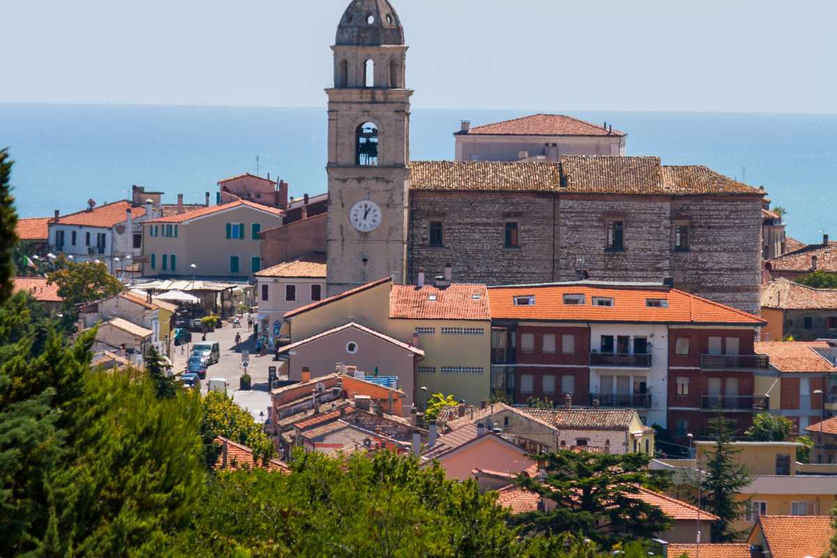 Vista panoramica di Sirolo con il mare e le Due Sorelle sullo sfondo