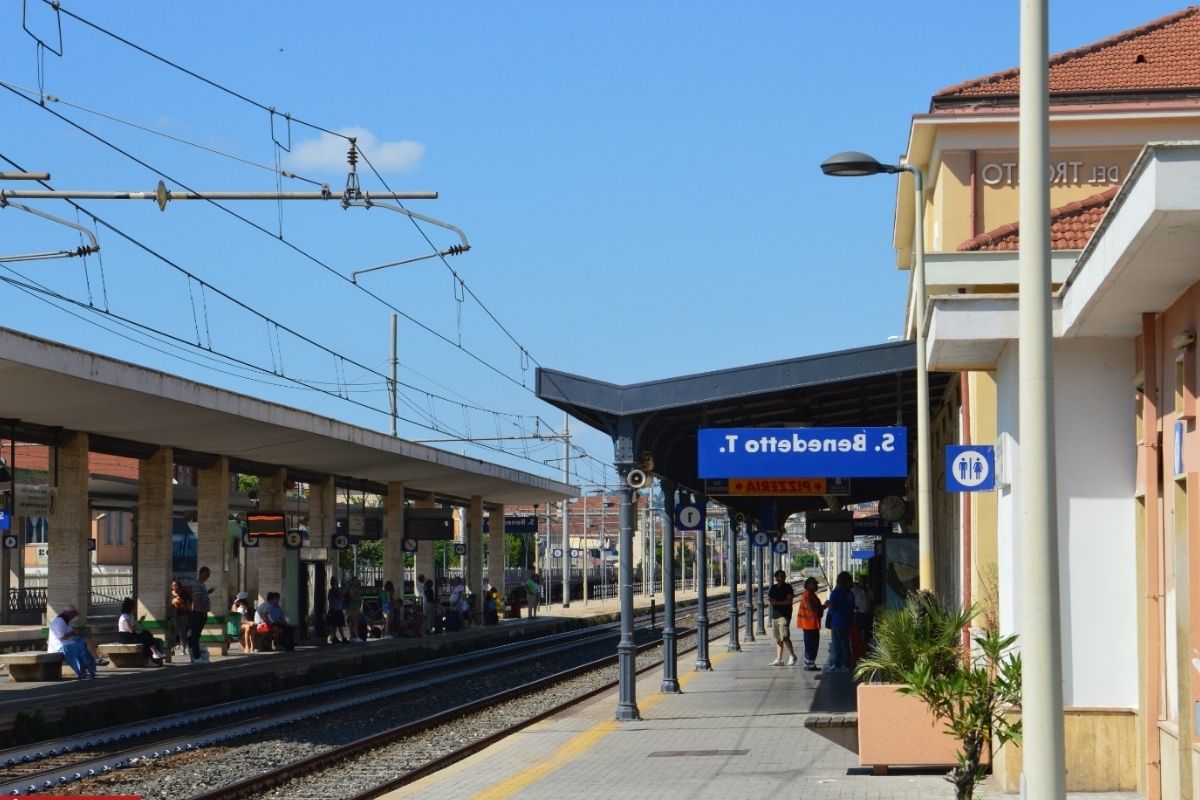 Treno in arrivo alla stazione di San Benedetto del Tronto, con passeggeri in attesa