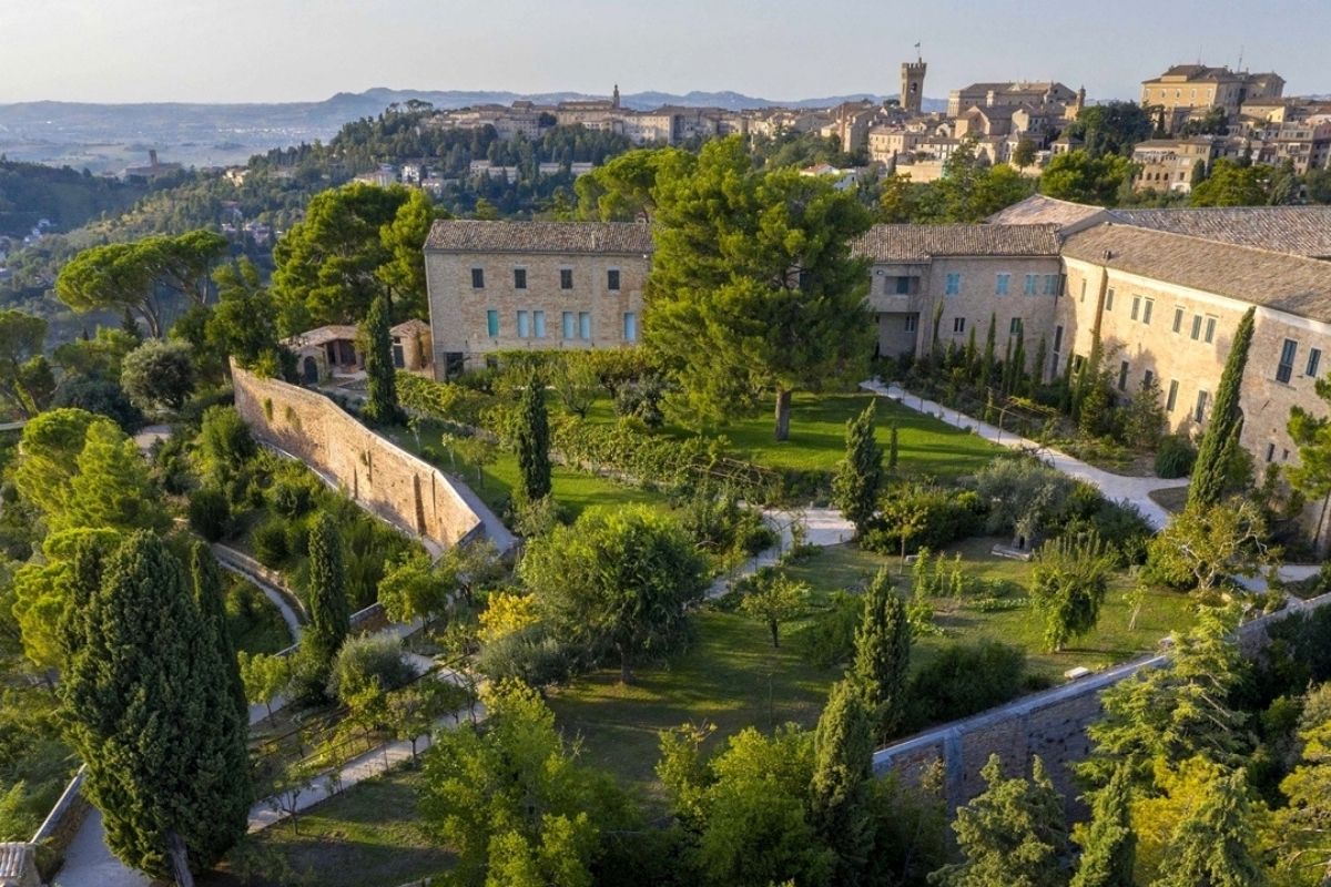 Vista panoramica di Recanati con il Colle dell'Infinito e il palazzo di Giacomo Leopardi