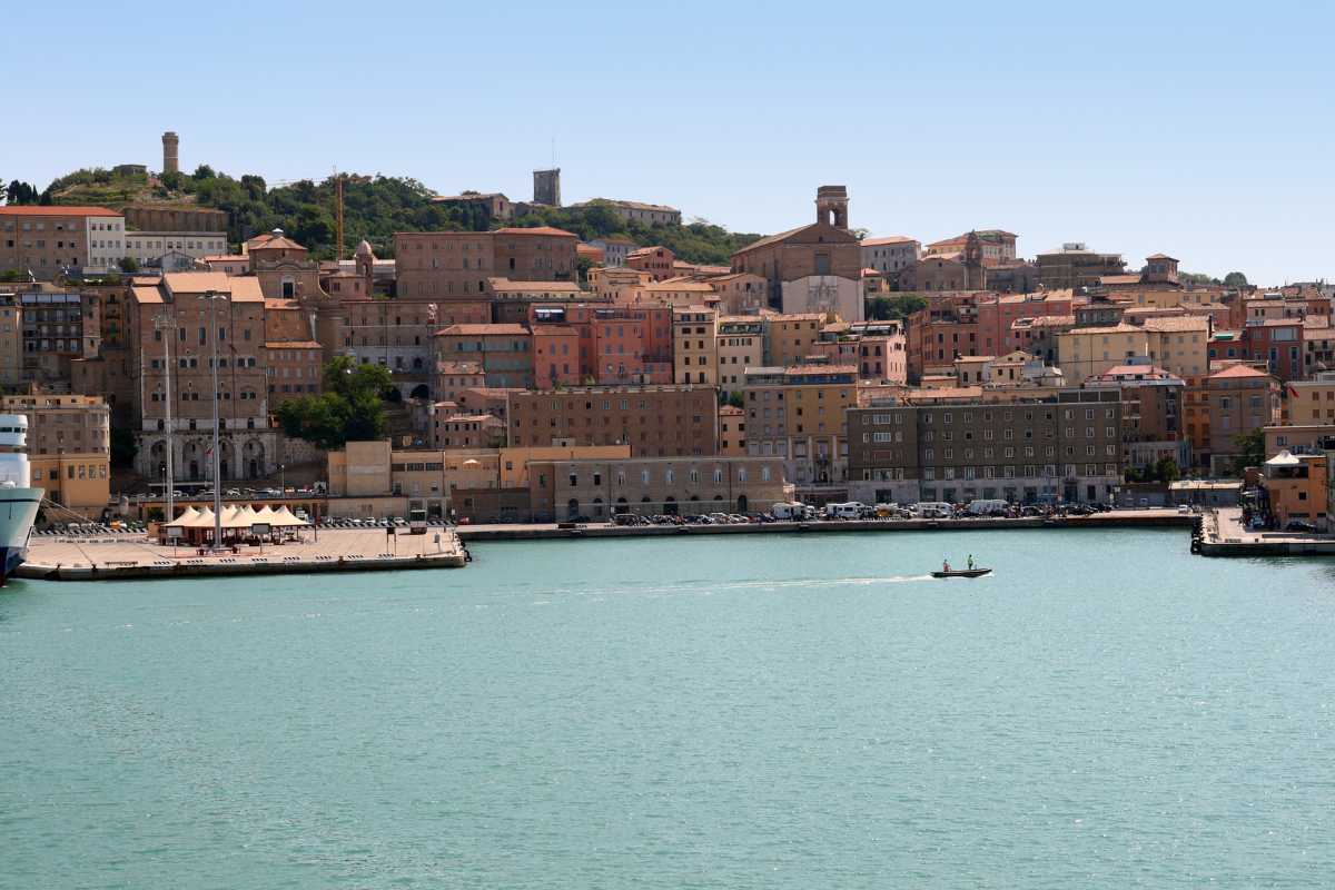 Vista panoramica di Ancona con il mare Adriatico sullo sfondo