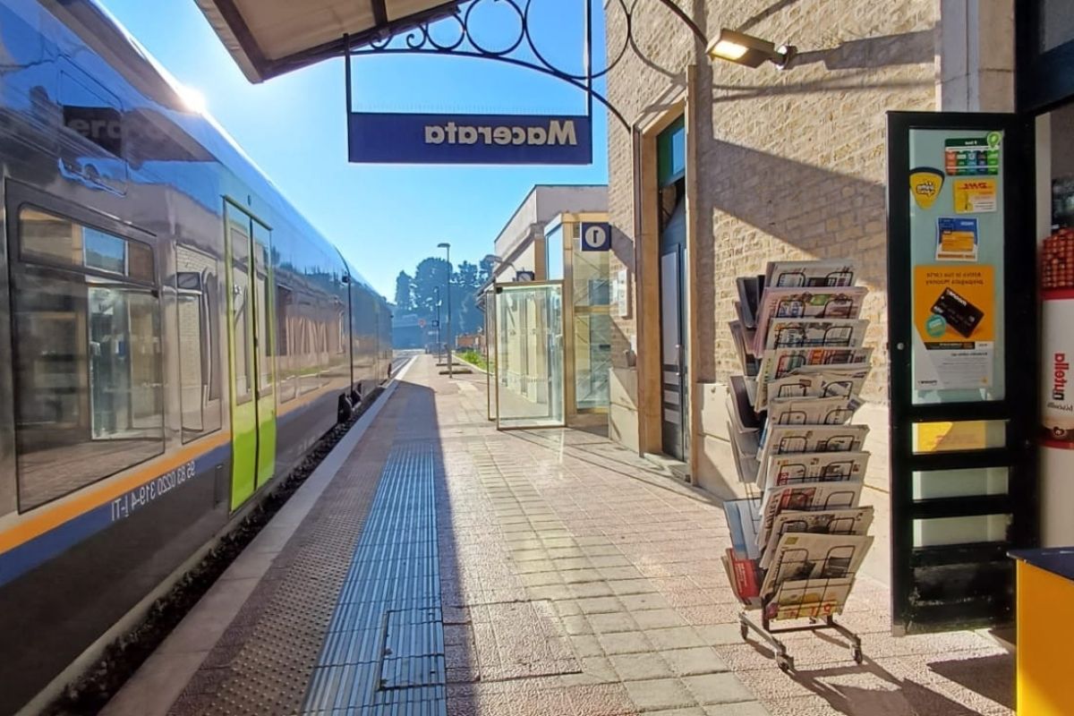 Stazione ferroviaria di Macerata con treni in arrivo
