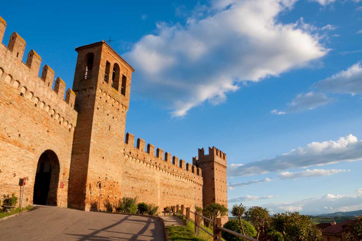 Vista panoramica del Castello di Gradara, inclusa la sua architettura medievale