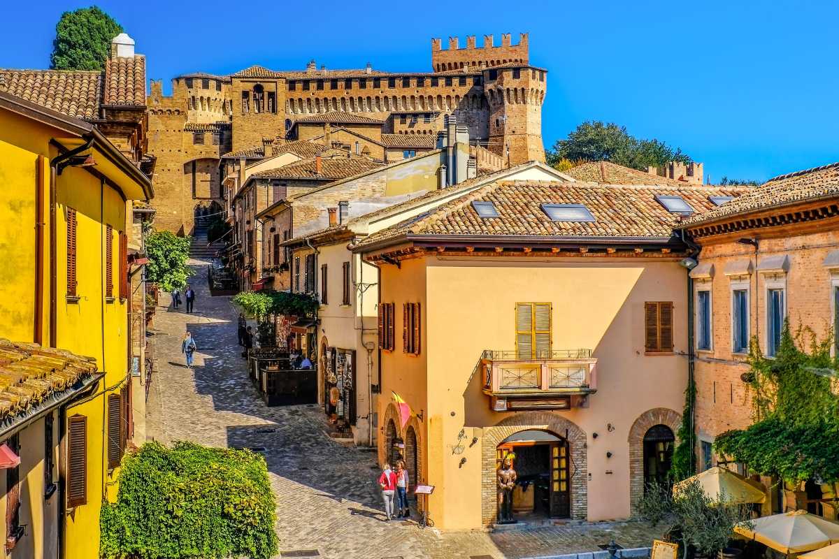 Strada panoramica che conduce a Gradara, evidenziando il paesaggio marchigiano