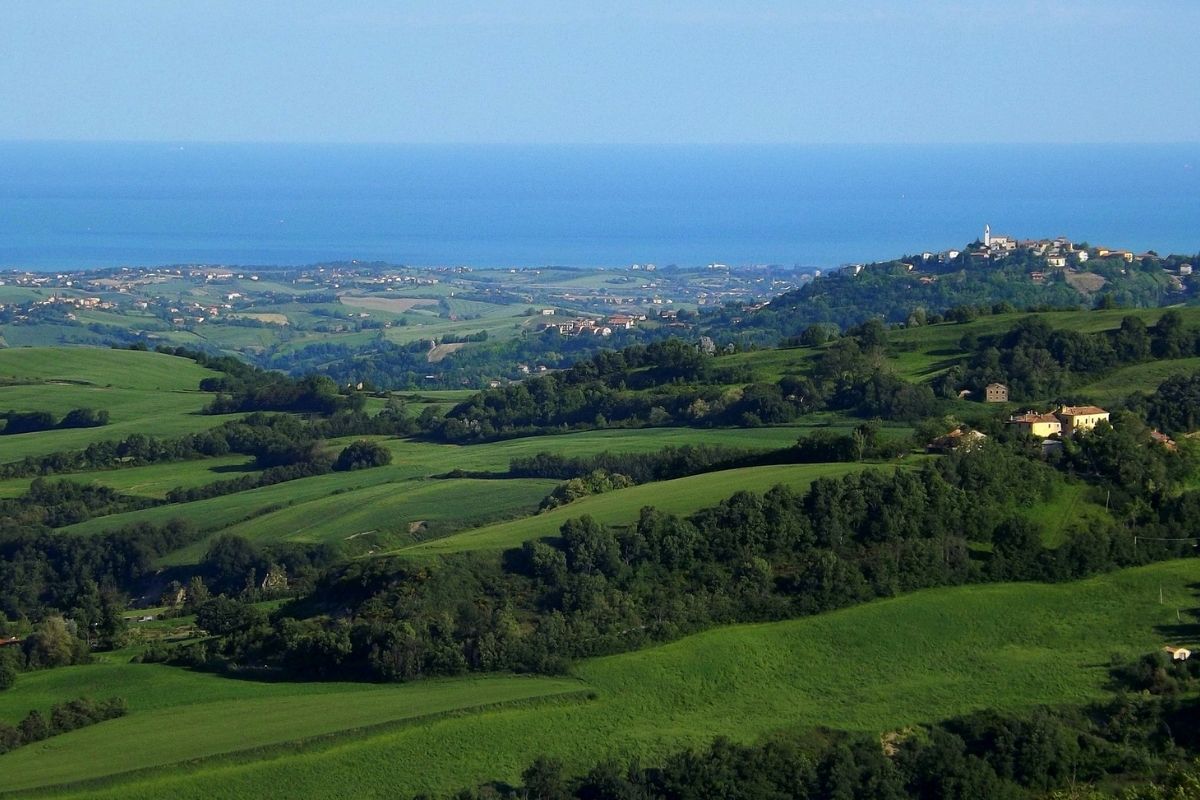 Panorama naturale delle colline marchigiane intorno a Civitanova Marche