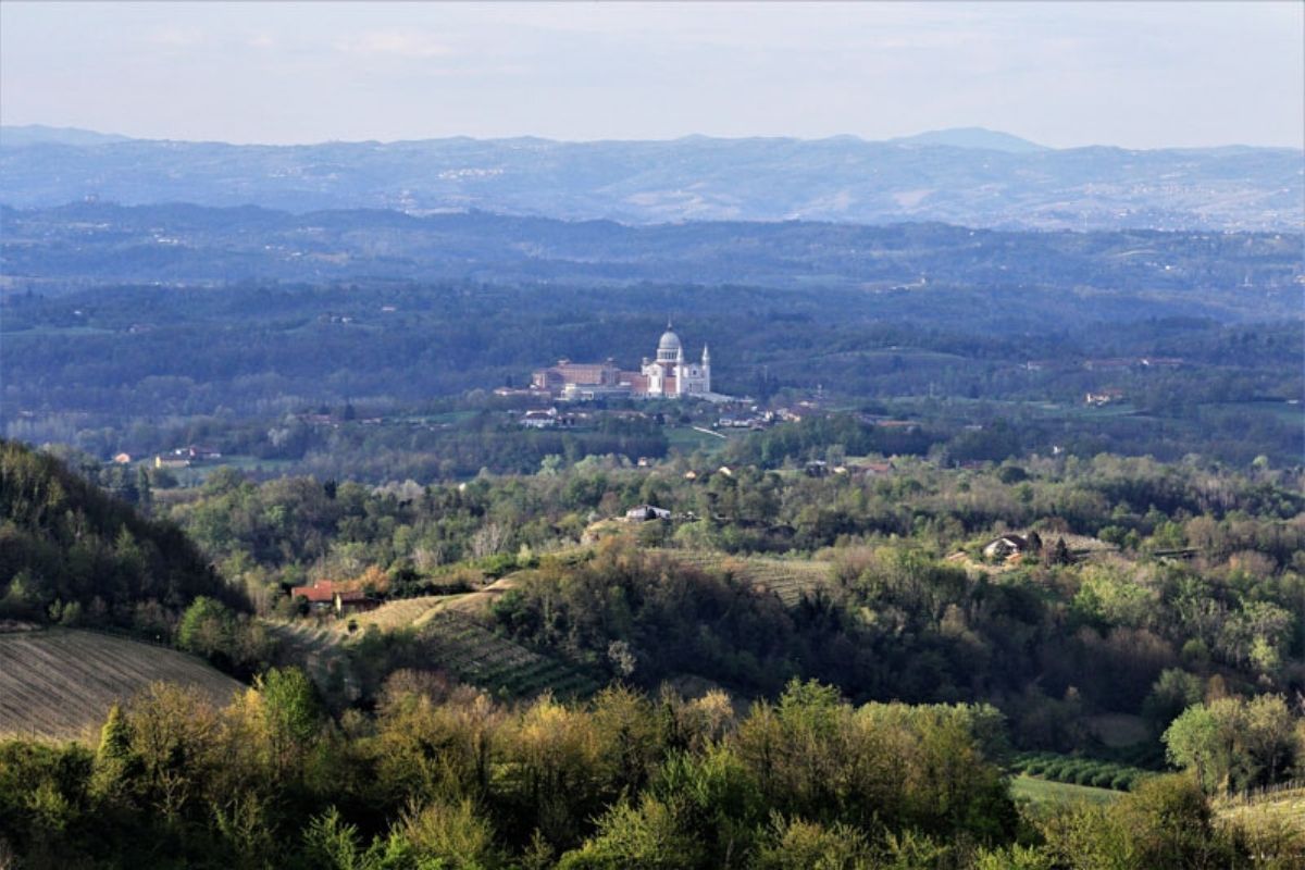 Panoramica del paesaggio collinare intorno a Gradara