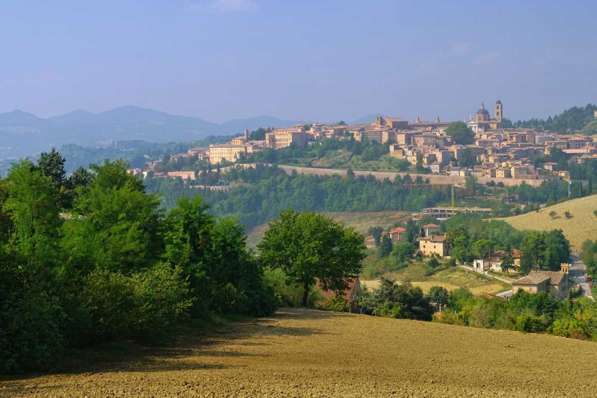 Bambini che esplorano la natura lungo un sentiero nei pressi di Urbino