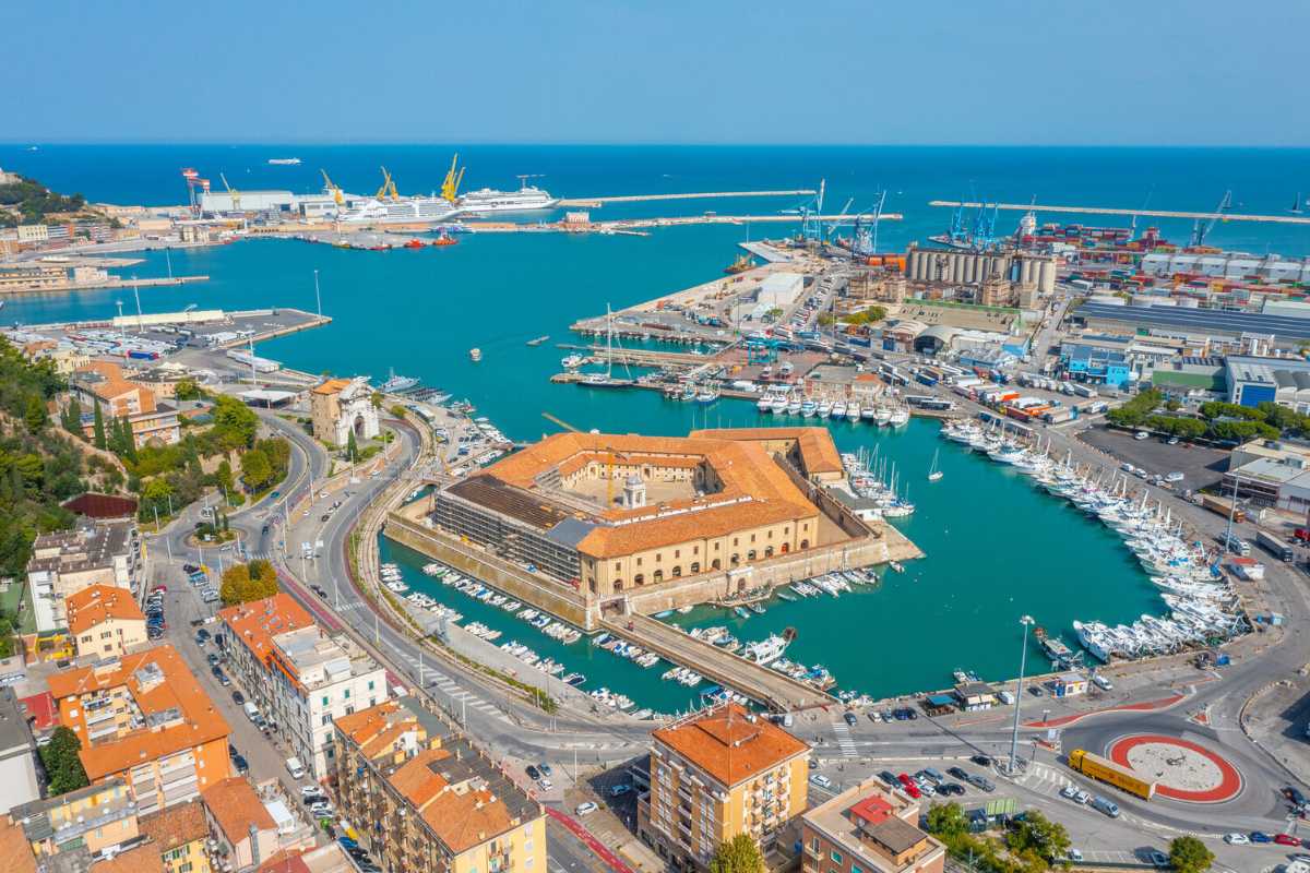 Panorama di Ancona con il mare e le colline circostanti