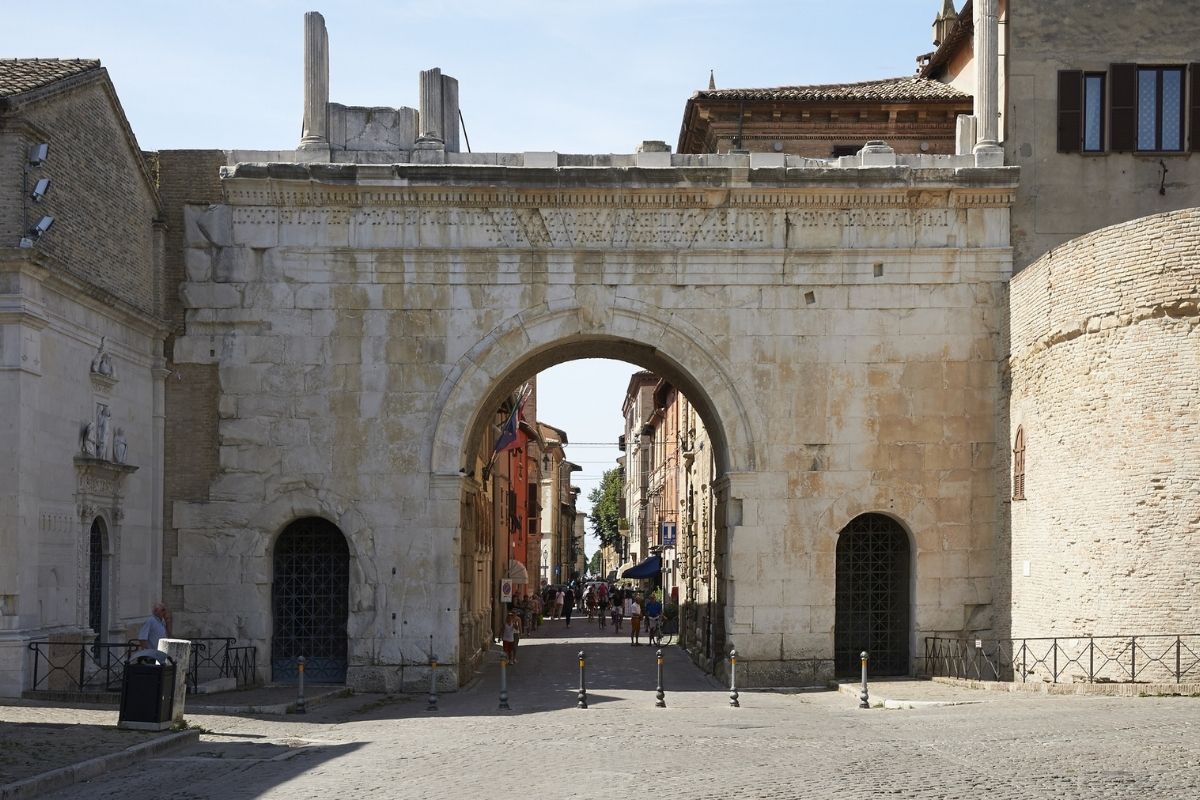Vista panoramica di Fano con il mare e l'Arco d'Augusto