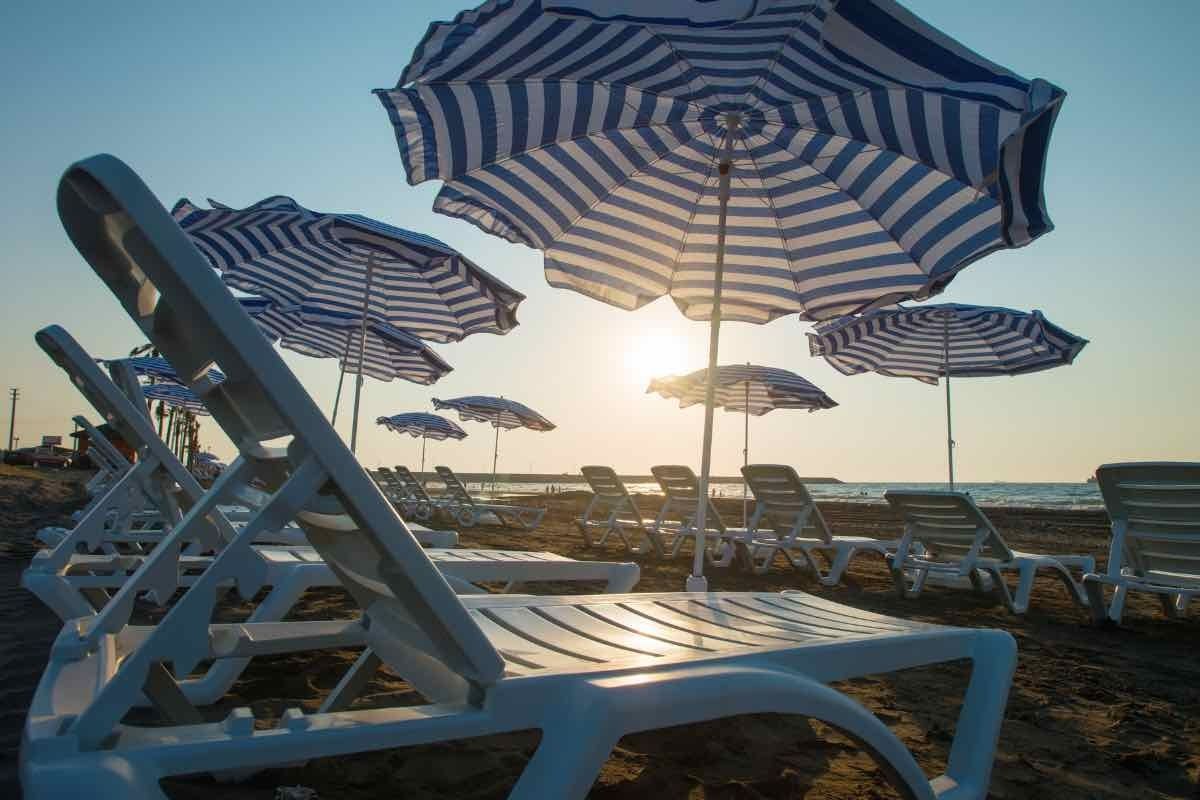 Vista panoramica delle spiagge di Civitanova Marche, con il mare blu e i lettini in spiaggia