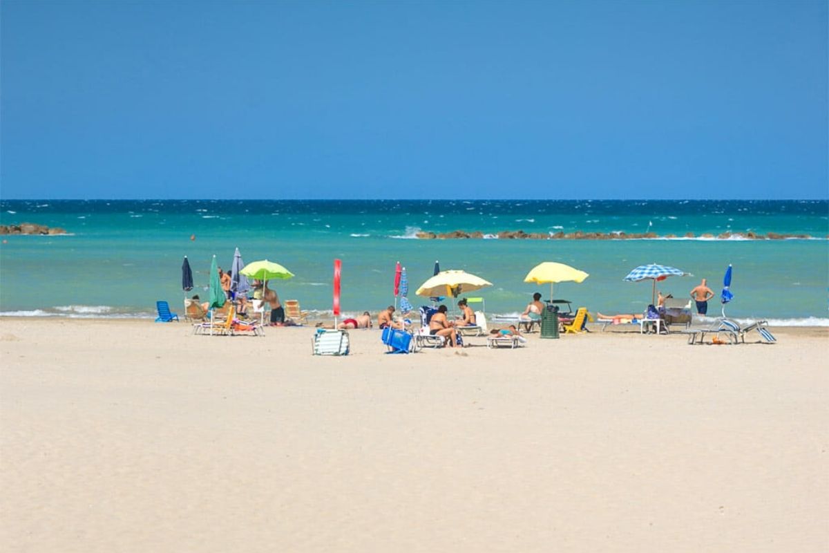 Spiaggia di Fano con persone che si divertono sotto il sole