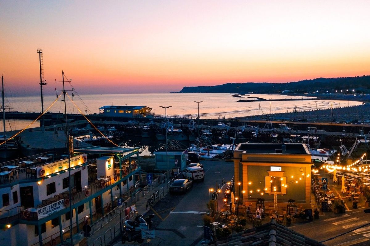Panorama della spiaggia di Fano al tramonto