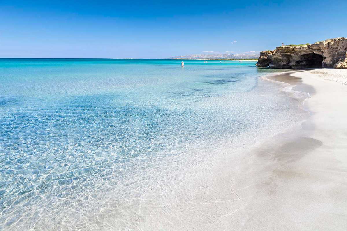 Gruppo di persone che si divertono sulla Spiaggia dei Pini a Pesaro