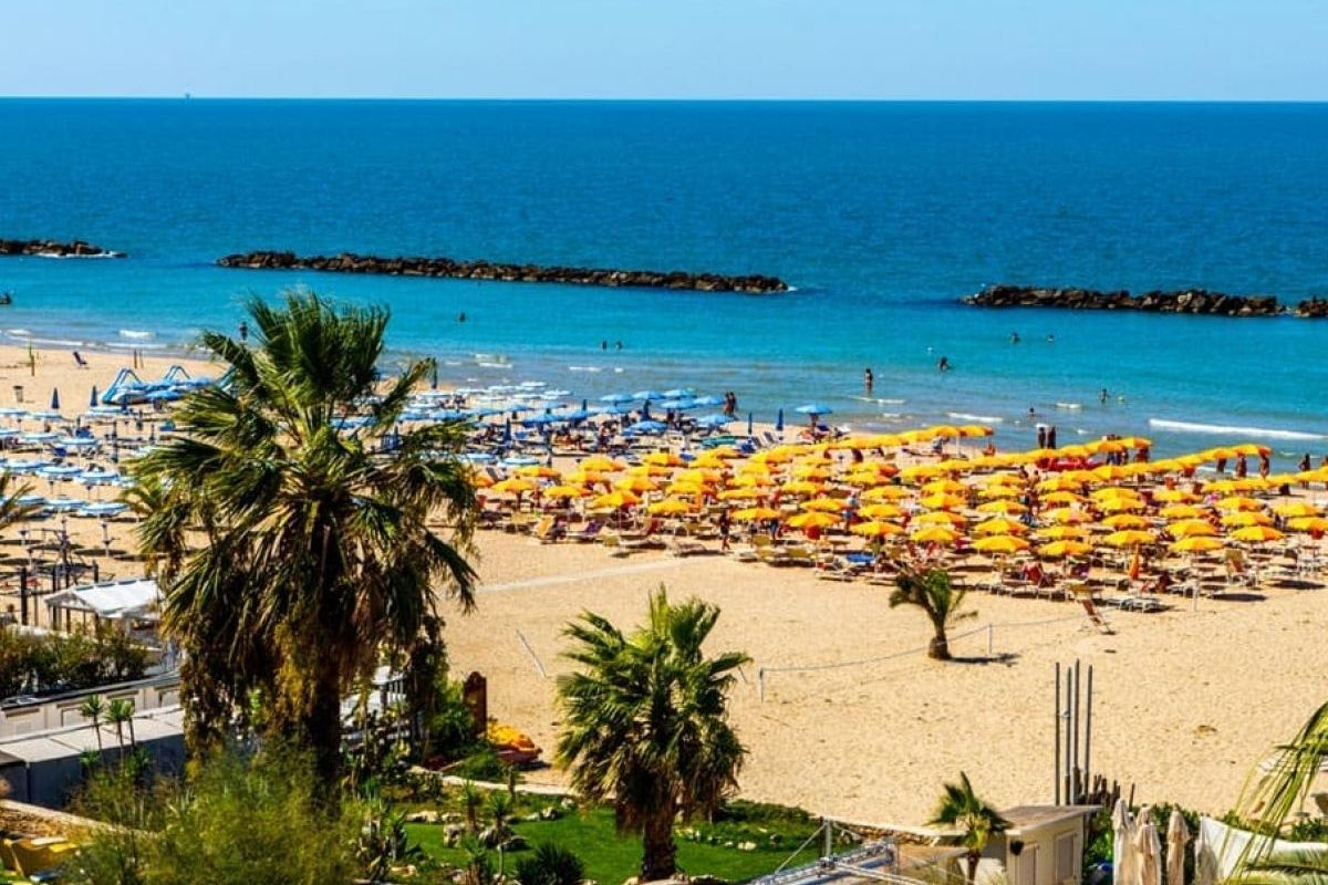 Spiaggia di San Benedetto del Tronto con ombrelloni e bagnanti