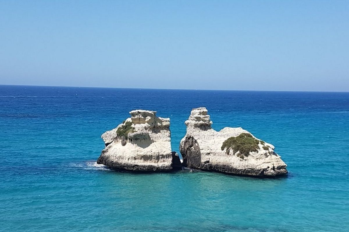 Scorcio della Spiaggia delle Due Sorelle con i faraglioni sullo sfondo