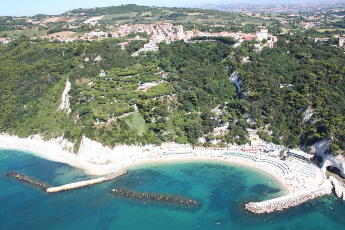 Vista panoramica delle spiagge di Sirolo, evidenziando il mare e la vegetazione circostante