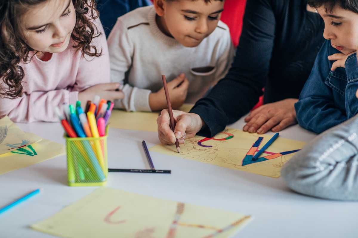 Bambini che partecipano a un laboratorio creativo a Recanati