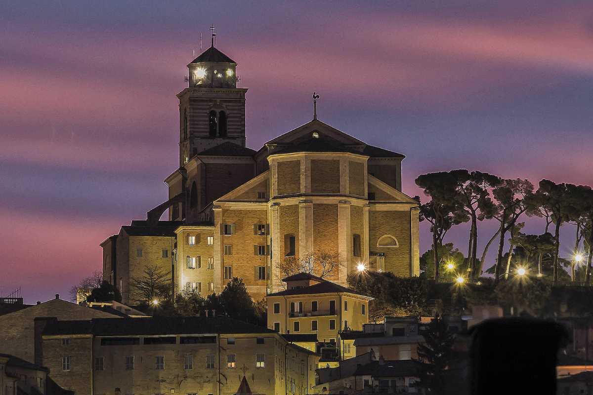 Vista panoramica di Fermo con il Duomo e il centro storico, evidenziando la bellezza della città