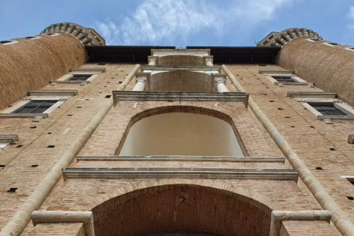 Scorcio del Palazzo Ducale di Urbino con il giardino sottostante