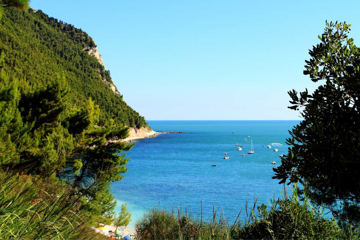 Panorama di Sirolo con famiglie in spiaggia, includi i colori del mare e della sabbia