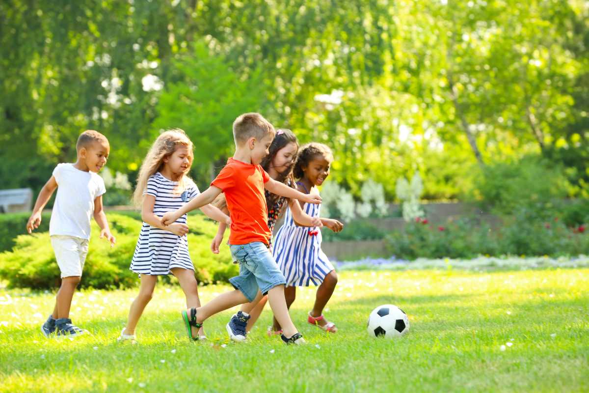 Bambini che giocano in un parco a Sirolo, includi giochi e natura