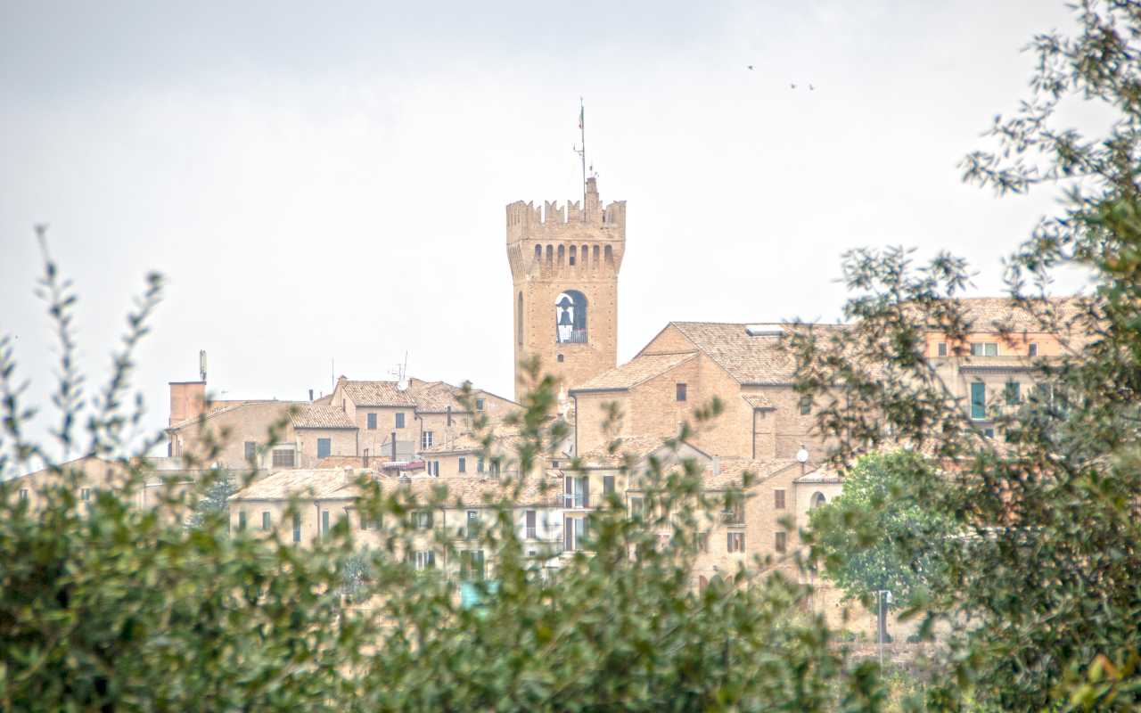 Vista panoramica di Recanati con il Colle dell'Infinito in evidenza