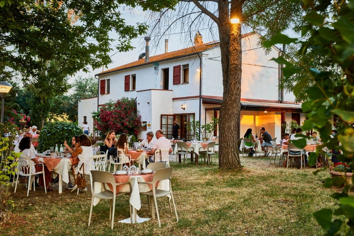Interno di un ristorante tipico marchigiano, con piatti tipici e un'atmosfera accogliente.