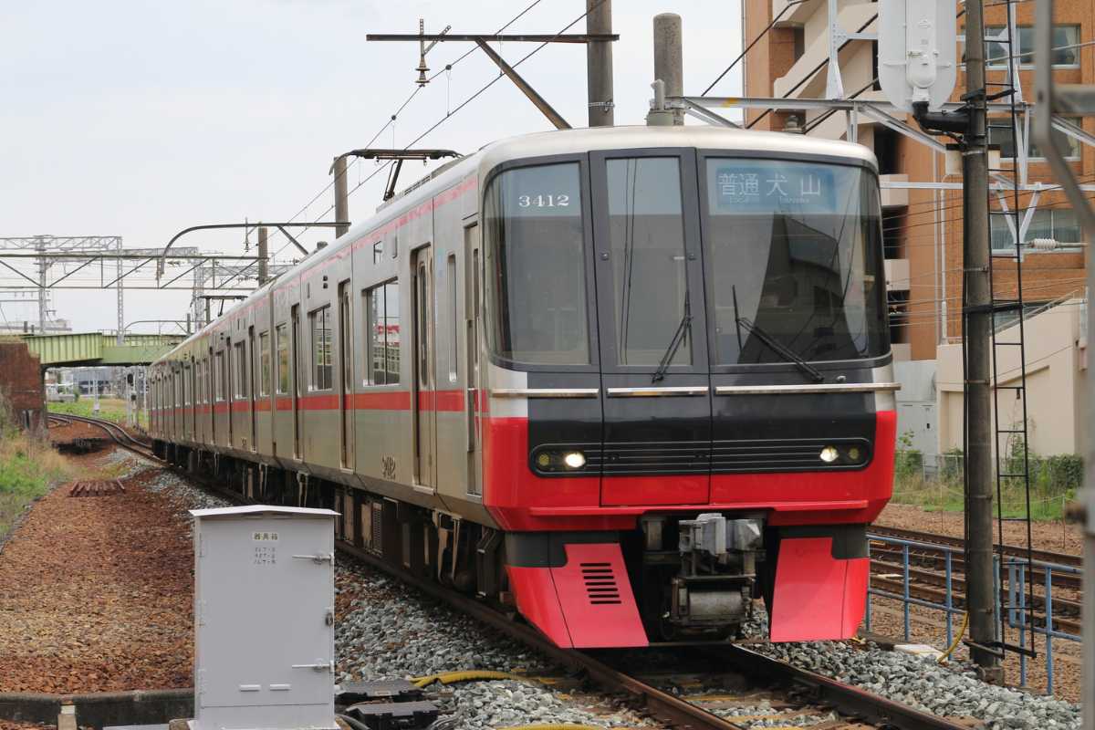 Treno in arrivo a Pesaro, collegamenti per Urbino